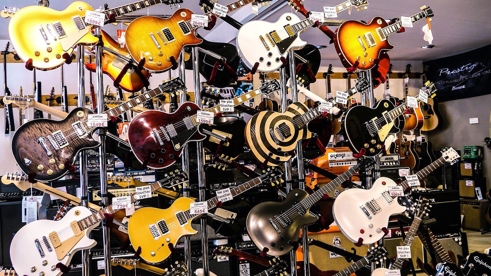 Duvarda asılı gitarlar